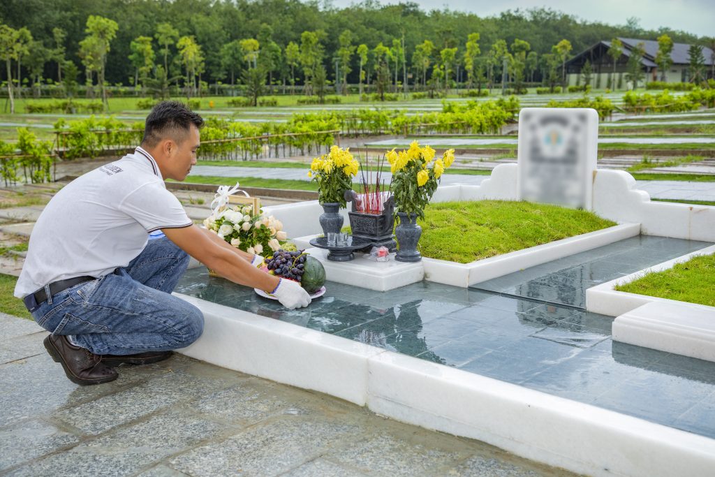 Chăm sóc phần mộ cho người thân tại Sala Garden