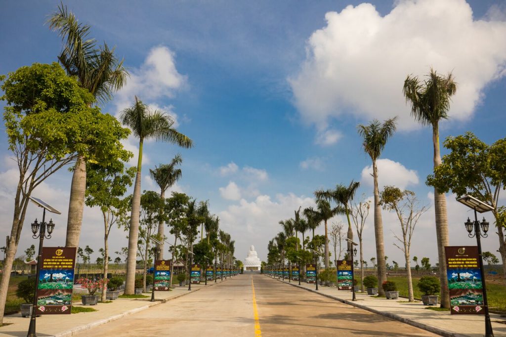 Đại lộ Bình An là trục đường dẫn đến trung tâm Hoa viên
