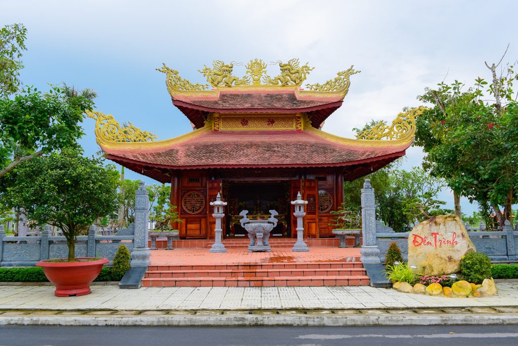 Đền Trình là nơi khách viếng có thể thắp nhang tạ ơn vị thần cai quản nơi đây