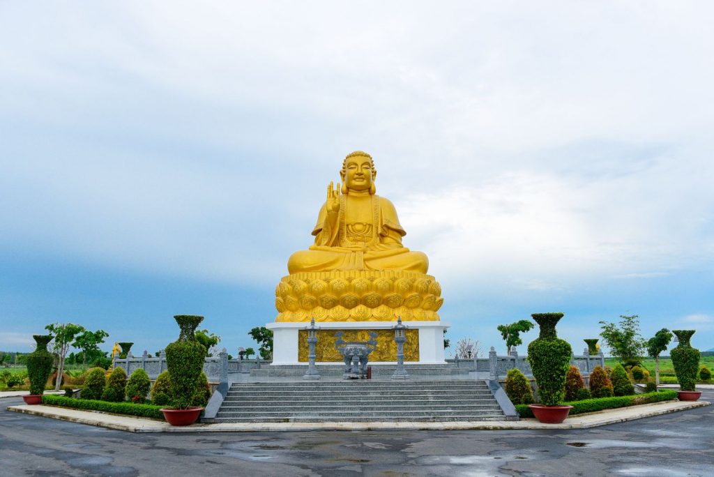 Tượng Phật Thích Ca cao 18m đặt trong khuôn viên Hoa viên