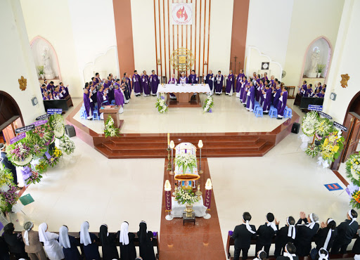 Ngày nay để tang lễ Công giáo được diễn ra suôn sẻ, người ta thường lựa chọn các dịch vụ mai táng trọn gói