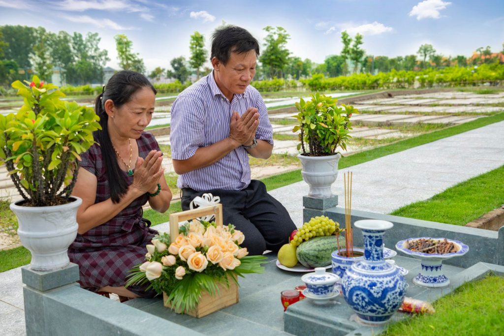 Chăm sóc mộ phần người thân đã khuất là một nét văn hóa lâu đời của người Việt